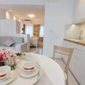 Mouses Thalia Apartment *